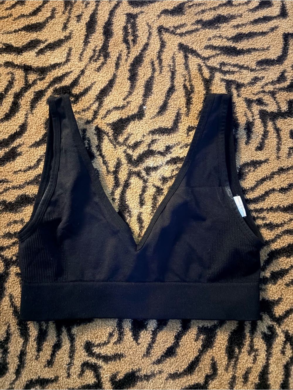 WeWoreWhat Black V-Neck Seamless Sports Bra